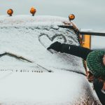 Metode simple pentru a dezgheța parbrizul mașinii fără racletă. Trucuri utile pe care toți șoferii trebuie să le cunoască