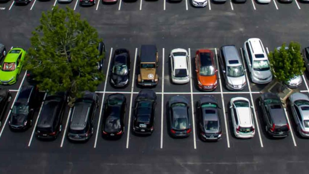 Parcarea, veșnica problemă din orașe. Iei amendă dacă parchezi ziua pe locul altuia?