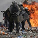 Haos total, în Grecia. Manfestanții s-au luat la bătaie cu poliția, în Atena. Protestatarii au aruncat cu pietre şi cocteiluri Molotov VIDEO