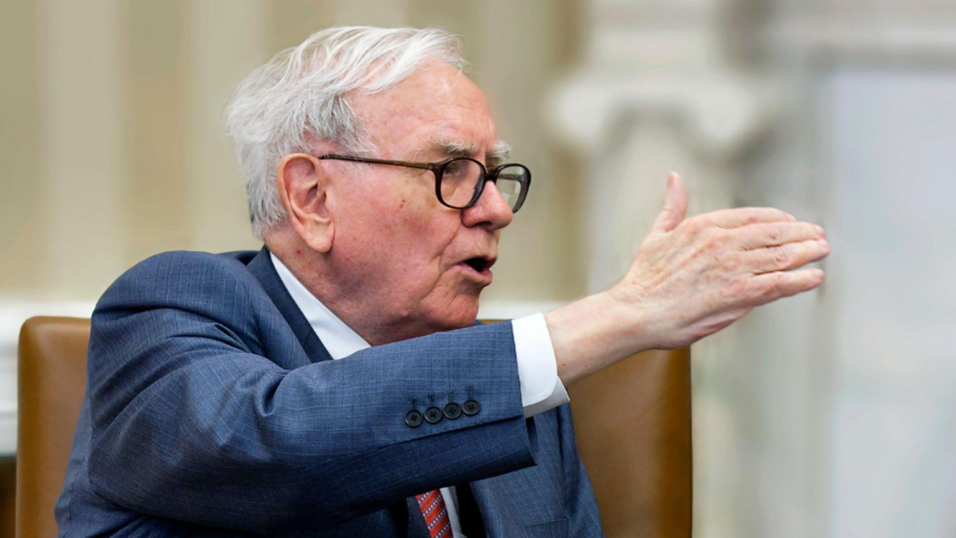 Lovește criza economică? Magnatul Warren Buffett acumulează numerar şi vinde acţiuni, dar nu explică de ce în scrisoarea sa anuală adresată investitorilor