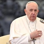 Papa Francisc crede că nu va supraviețui bronșitei severe de care suferă