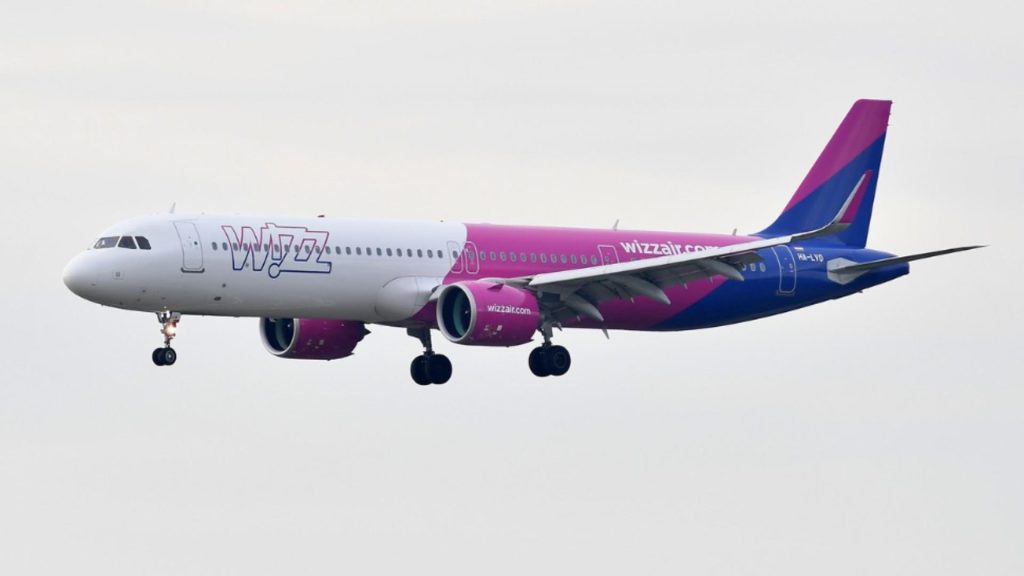 Doi români, unul beat și unul care fuma marijuana, evacuați de la bordul unei aeronave Wizz Air! Incident major pe un aeroprt din Elveția FOTO