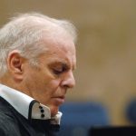 Celebrul pianist şi dirijor Daniel Barenboim a anunţat că suferă de Parkinson