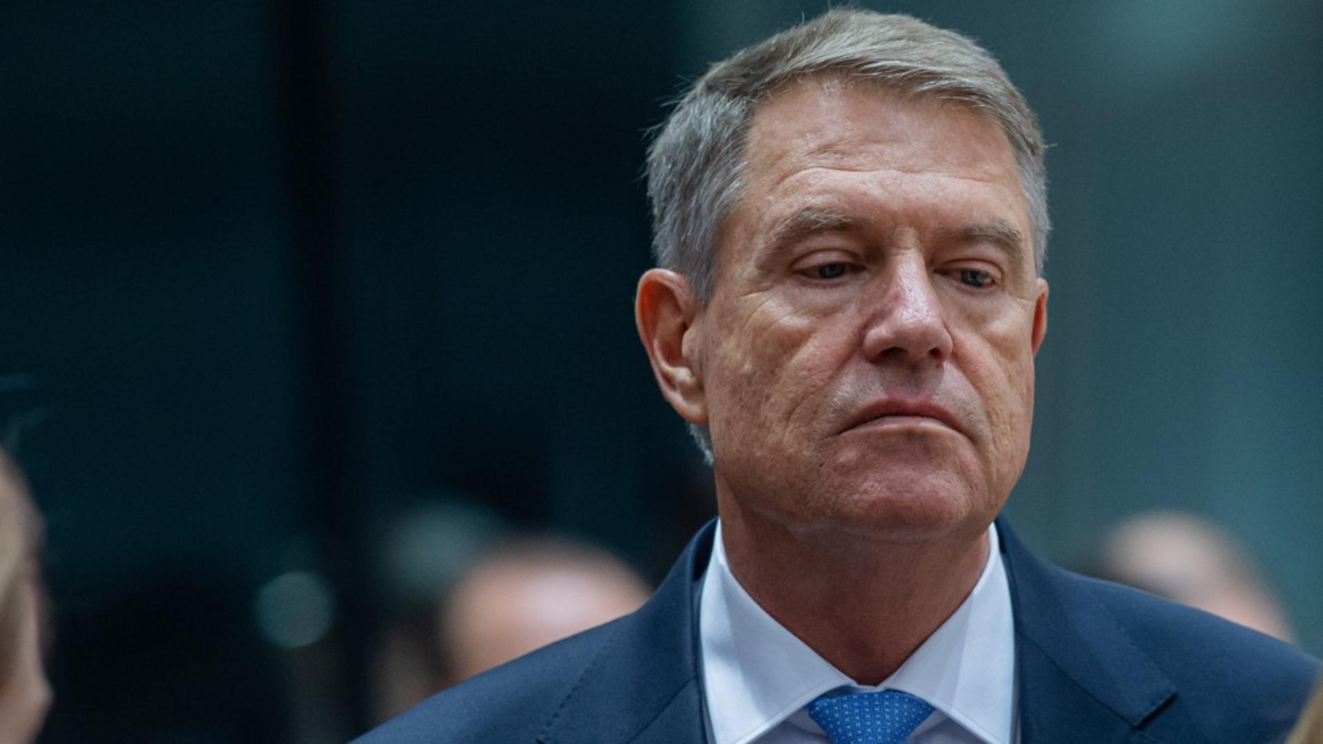 Tupeu fără margini al faraonului ilegitim Iohannis. Vorbește despre democrație și stat de drept, în timpce se agață de funcția pe care o ocupă ilegal. Ce le-a transmis șefilor SIE?