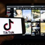 Provocările periculoase de pe TikTok. Părinții dau în judecată rețeaua pentru decesele copiilor