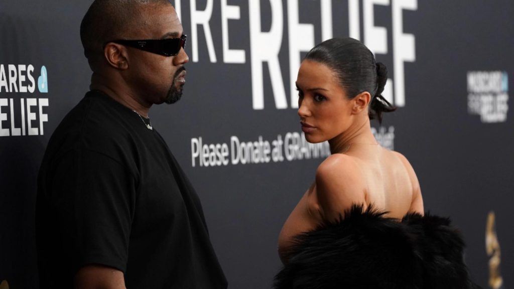 Ținuta cu care soția lui Kanye West a reușit să șocheze pe toată lumea la premiile Grammy de la Los Angeles. Alte apariţii controversate