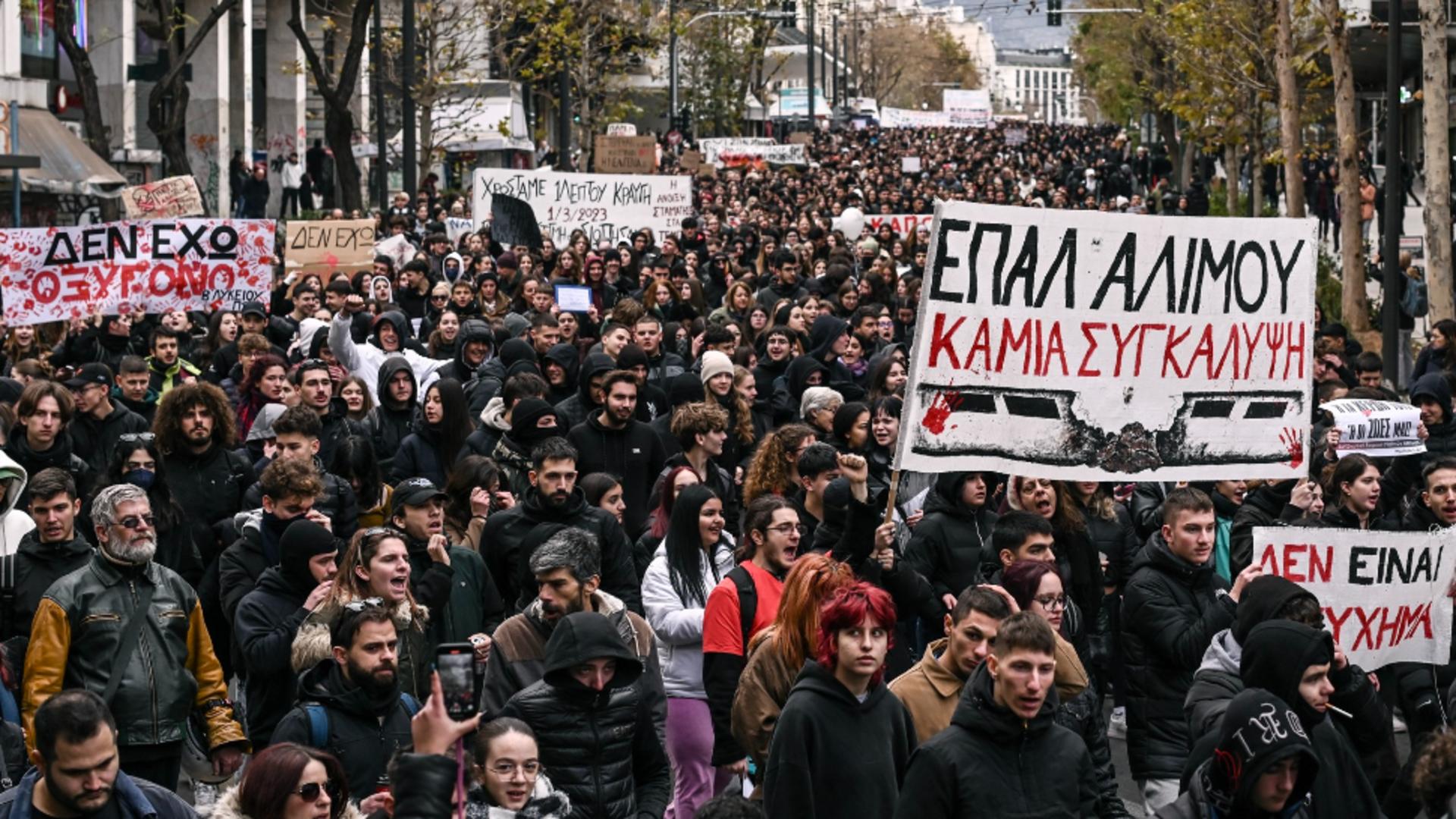 Proteste masive în Grecia după tragedia feroviară cu zeci de morți, furie în stradă