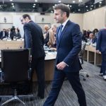 „Bolojan și Hurezeanu au obligația să obțină un loc la masa discuțiilor de la Paris convocate de Macron”. Cine trage semnalul de alarmă