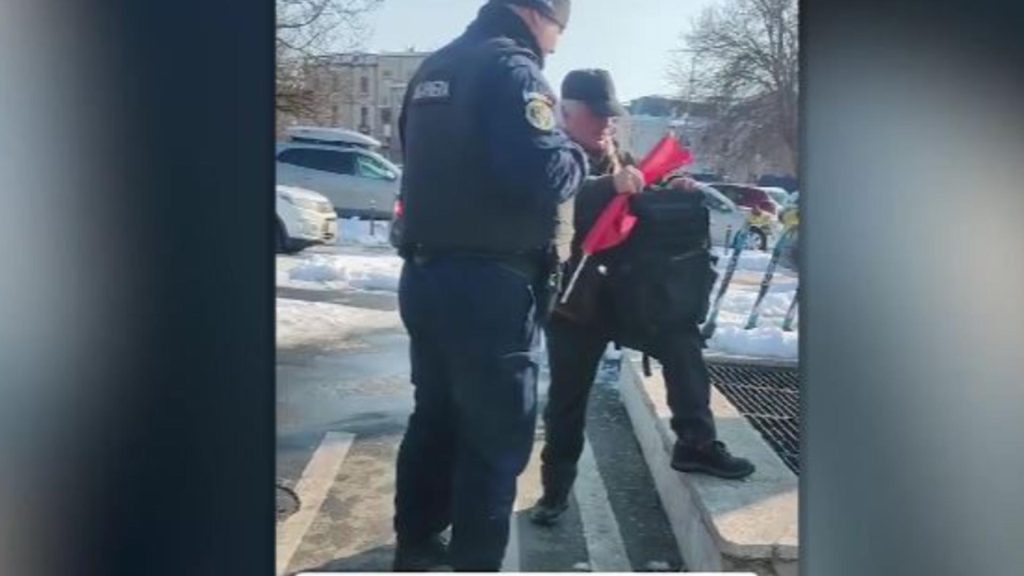 Protestatari cu steaguri, legitimați de jandarmi: „Pentru intimidare?” Purtătorul de cuvânt al Jandarmeriei intervine – VIDEO