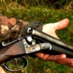 Panică într-un sat din Maramureș. Un individ trage cu arma pe ulițe și amenință că omoară toți câinii din localitate