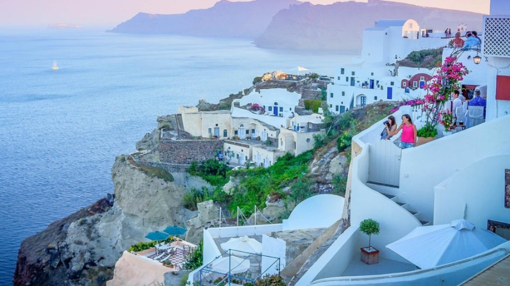 Insula iubită de români s-ar putea distruge iremediabil. Seismologii sunt disperați, două noi cutremure în Santorini