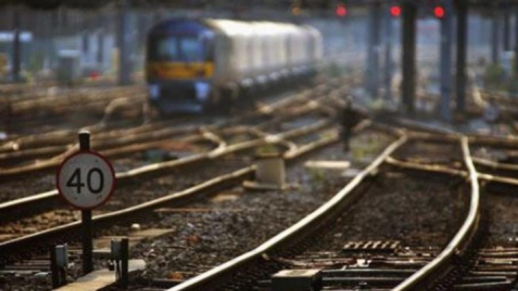 Incident ireal pe calea ferată: un tren Brașov–București a greșit drumul și a luat-o spre Buzău