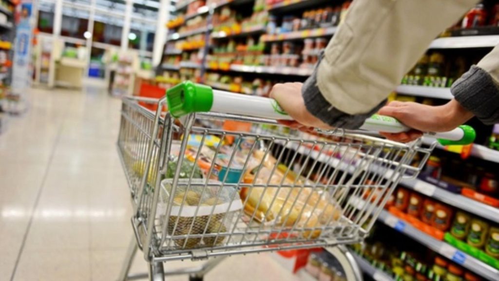 România are prețuri mai mari în supermarket decât Grecia și nu e departe de Portugalia
