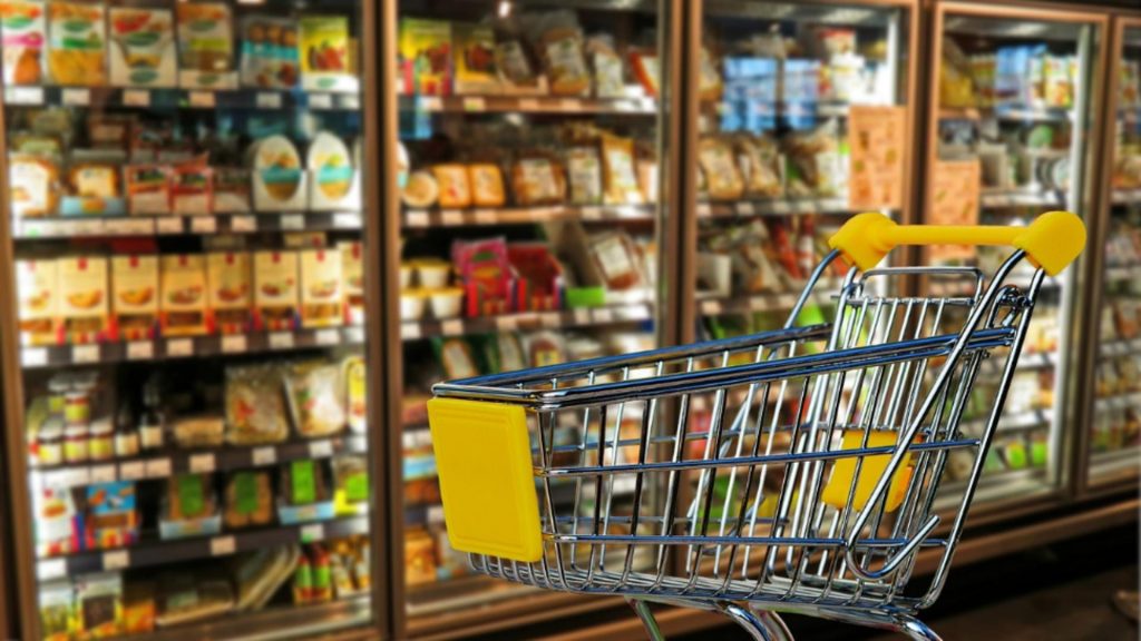 Românii, PĂCĂLIȚI la supermarket: cum se vând, de fapt, alimentele EXPIRATE