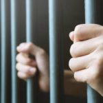 Caz halucinant în Gorj. Tânăr de 22 de ani, sechestrat de propriii părinți într-o cușcă și hrănit în lanțuri