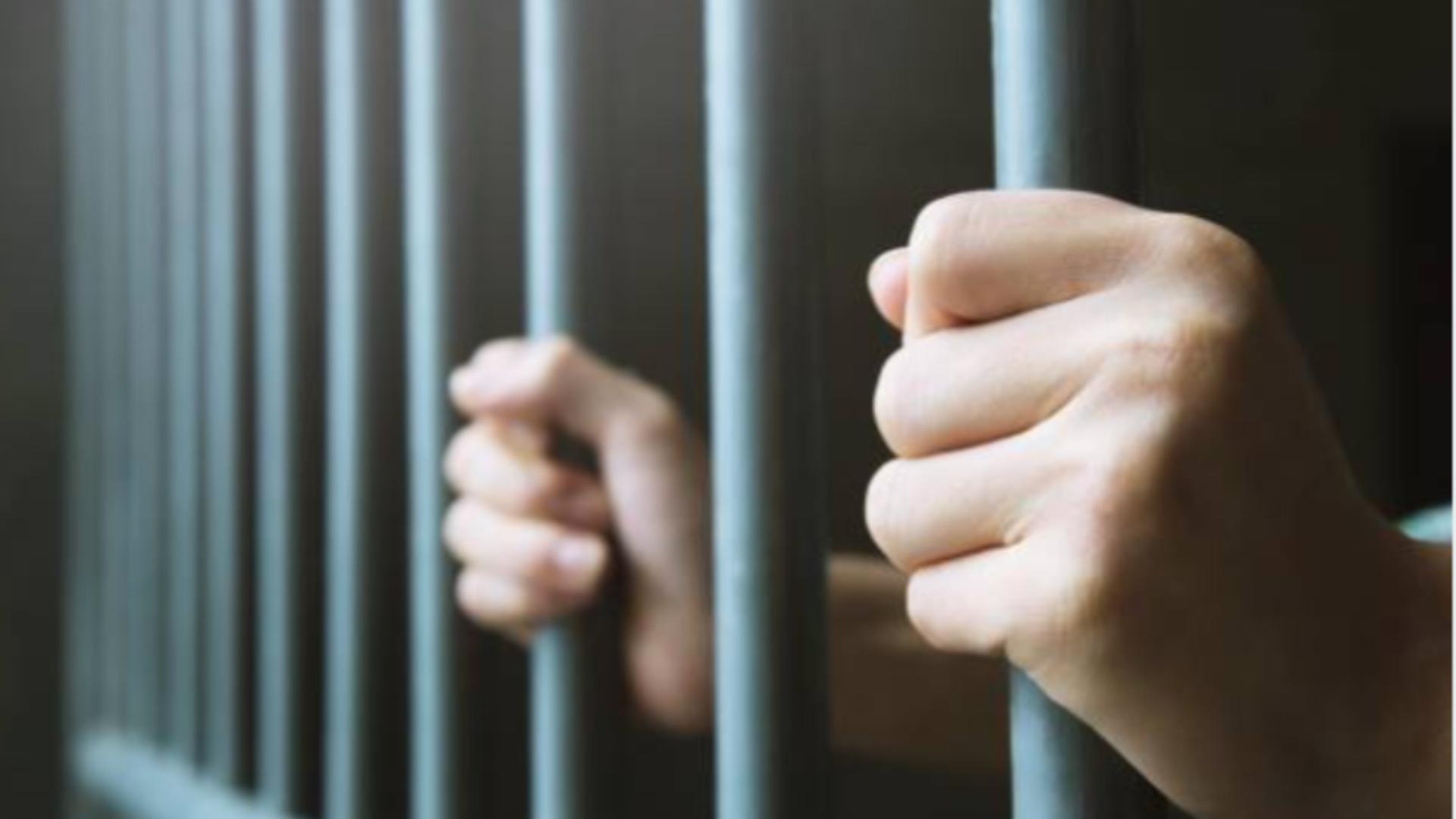 Caz halucinant în Gorj. Tânăr de 22 de ani, sechestrat de propriii părinți într-o cușcă și hrănit în lanțuri