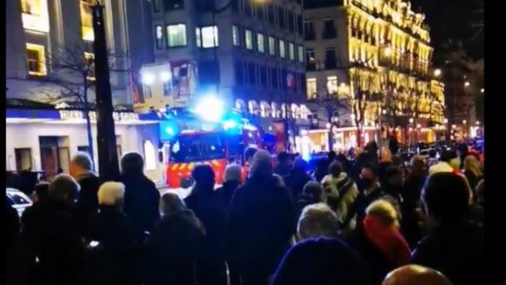 Incendiu la un teatru din centrul Parisului. Aproape 1.500 de oameni au fost evacuați VIDEO