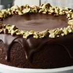 Tort de ciocolată cu fistic, rețeta celui mai savuros desert. Este perfect pentru zilele de weekend. Un ingredient aparte îi conferă o savoare inconfundabilă