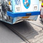 Un șofer beat a lovit cu mașina un tramvai. Bărbatul de 67 de ani avea alcoolemia mare