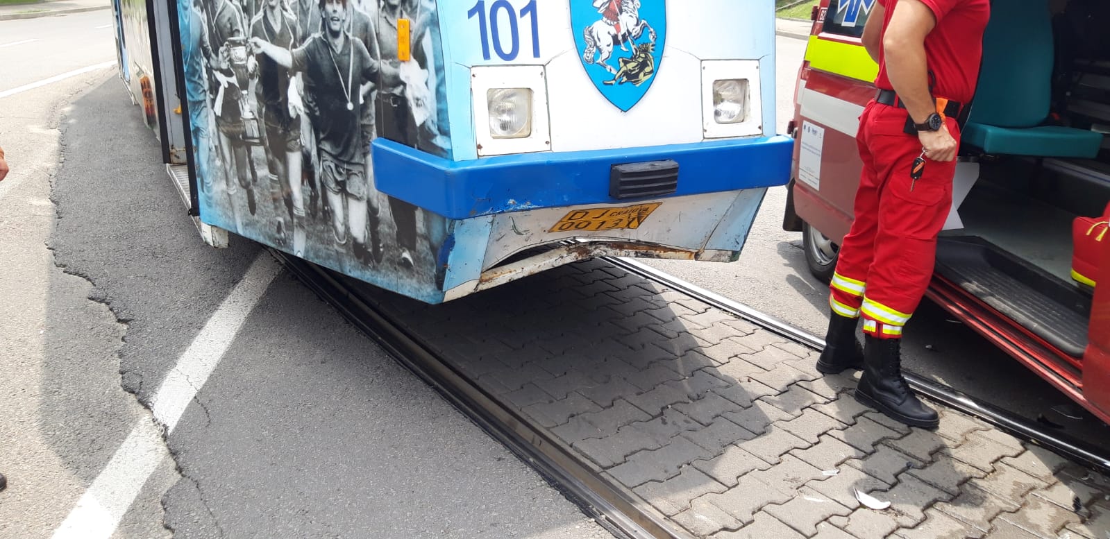 Un șofer beat a lovit cu mașina un tramvai. Bărbatul de 67 de ani avea alcoolemia mare