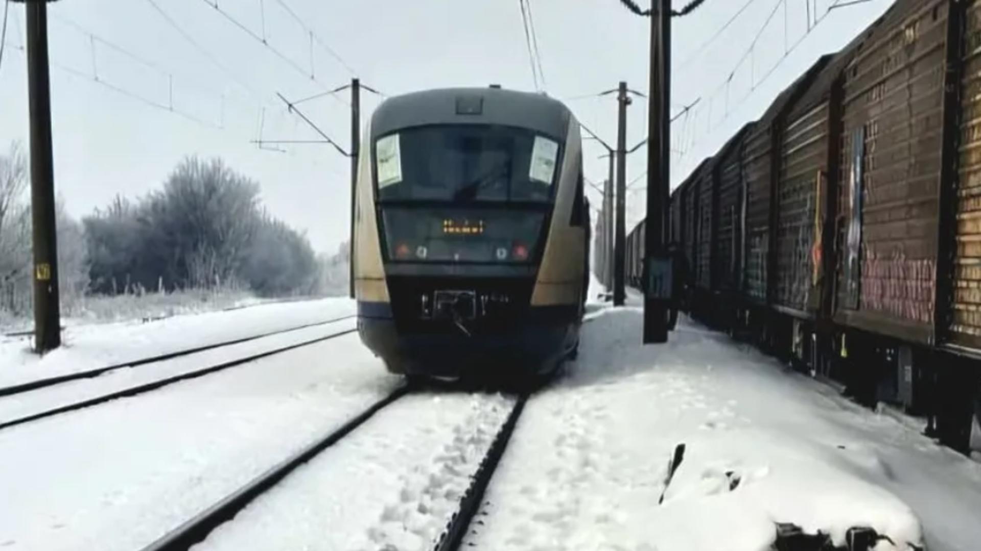 Un tren s-a defectat în mijlocul câmpului, între Videle și Gălăteni. Peste 30 de pasageri au tremurat în frig până a venit altă locomotivă