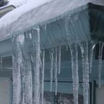 O femeie din Ilfov a MURIT, după ce a fost lovită în cap de o bucată de gheață căzută de pe bloc