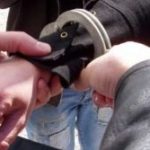 Un hoț perseverent. A intrat de cinci ori într-un amantet. Brățara furată a aruncat-o din greșeală la gunoi
