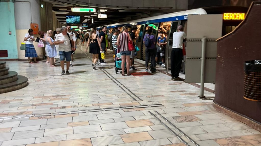 Circulație dată peste cap la metrou, pe fondul grevei japoneze. Mai mulți mecanici absentează „motivat”, trenurile vin cu întârziere, 3 garnituri au fost suspendate