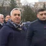 Călin Georgescu, mesaj pentru forțele de ordine prezente la protest: Apărați mai bine poporul român de sistemul corupt, NU sistemul corupt de poporul român