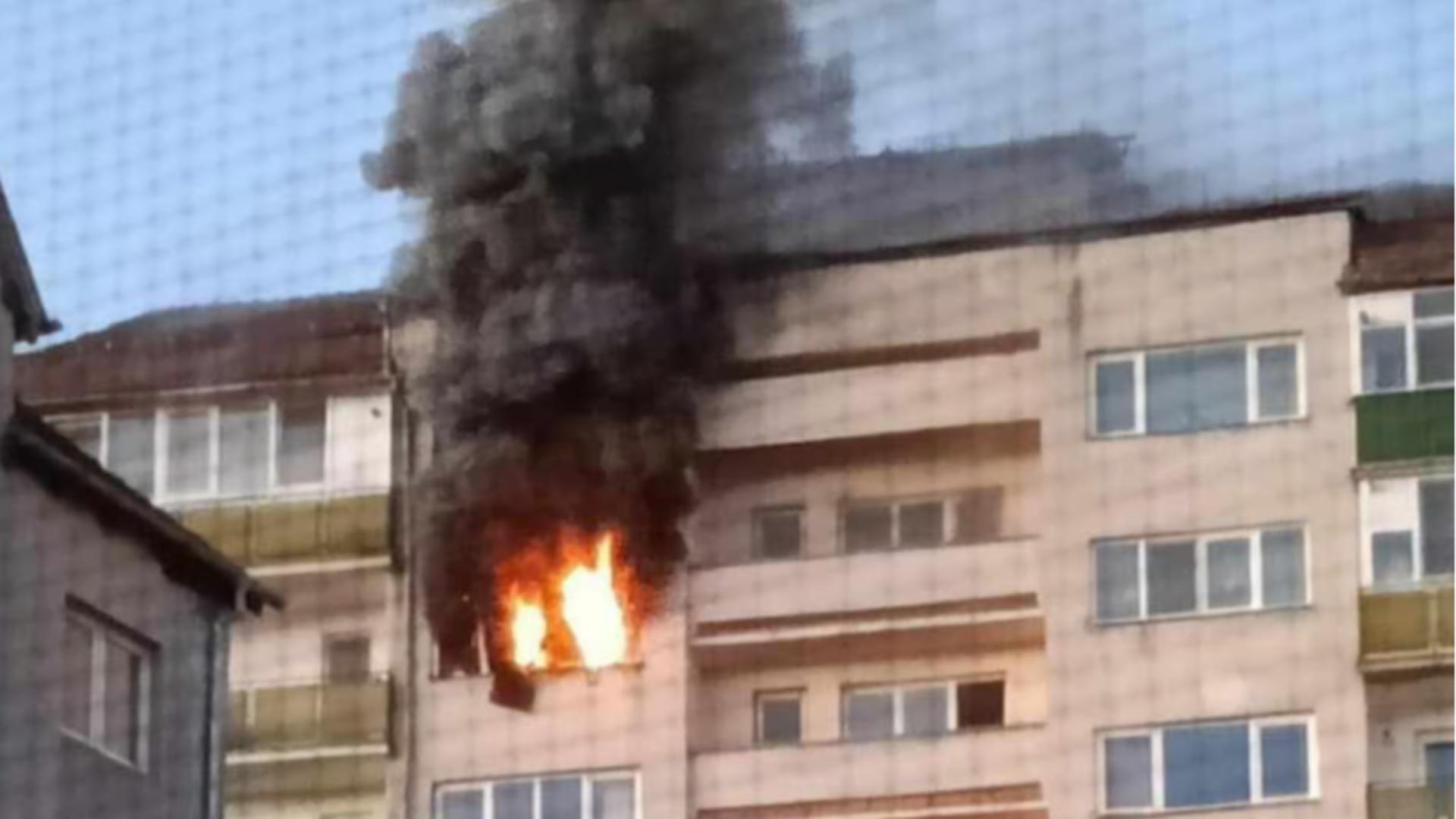 INCENDIU puternic la etajul 9 al unui bloc din Sibiu! 60 de persoane, printre care și copii, au fost evacuate de urgență