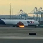 Un avion cargo cu motorul în flăcări a ATERIZAT DE URGENȚĂ pe un aeroport aglomerat din New Jersey. Momentul, surprins în imagini VIDEO