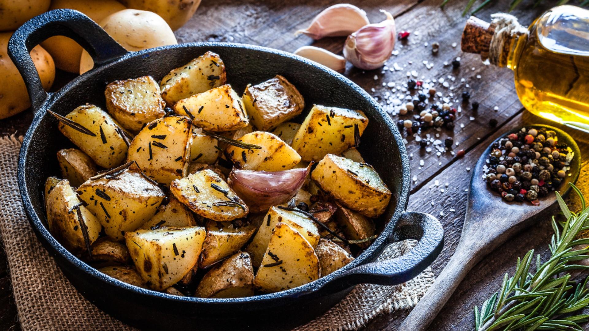 Cartofi țărănești la cuptor. Rețeta secretă a gospodinelor din Ardeal de care te vei îndrăgosti. Este un adevărat deliciu