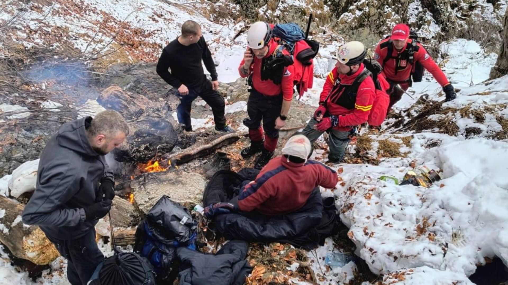 Acțiune de salvare contracronometru în Munții Maramureșului: 3 ucraineani, dintre care unul grav accidentat, recuperați de salvamontiști