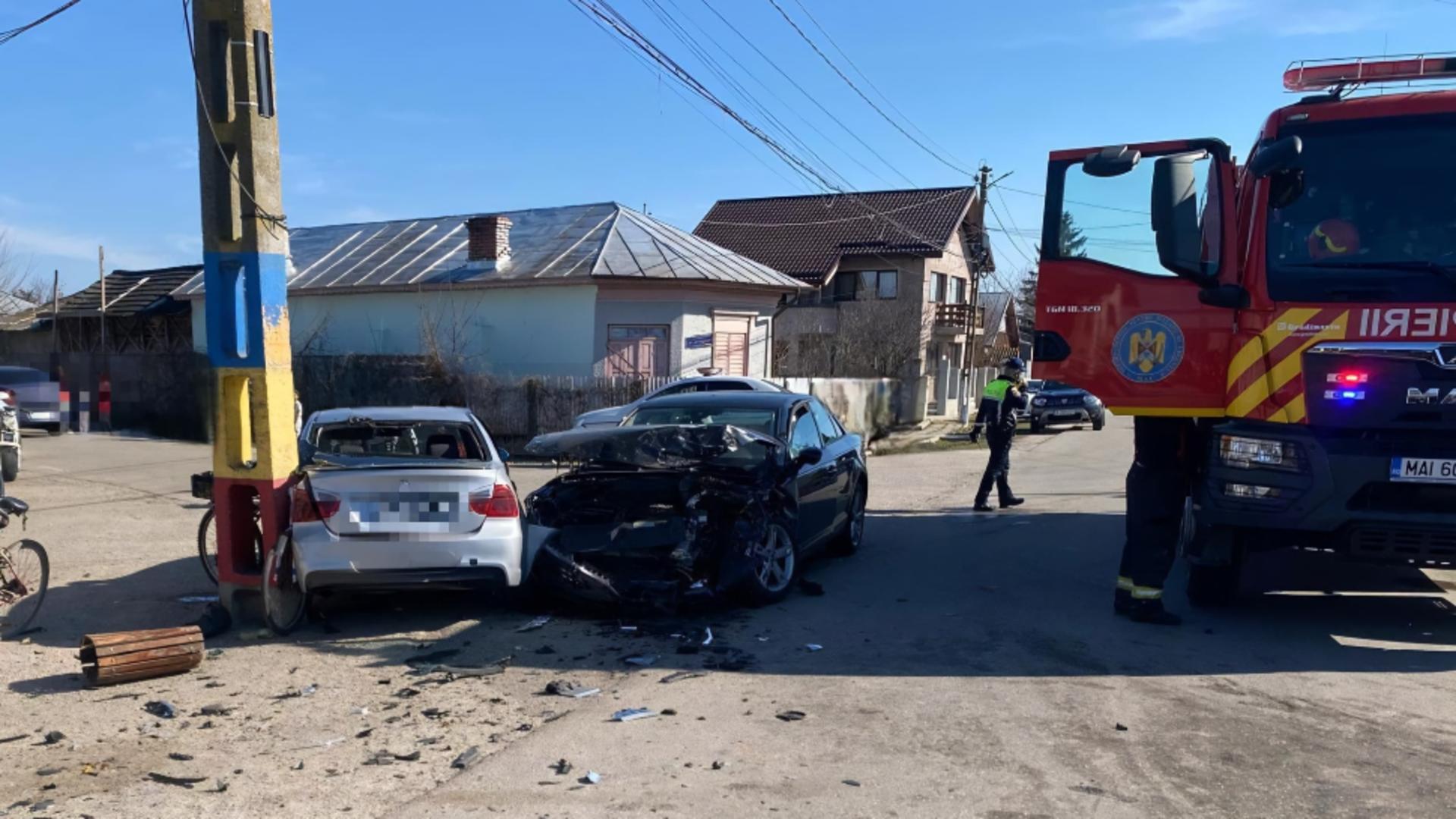 Accident rutier grav: trei mașini implicate în coliziune. Victima este un tânăr de 22 de ani