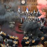 Scene IREALE în Parlamentul Serbiei. Deputații opozitiei au aruncat cu petarde si fumigene – VIDEO