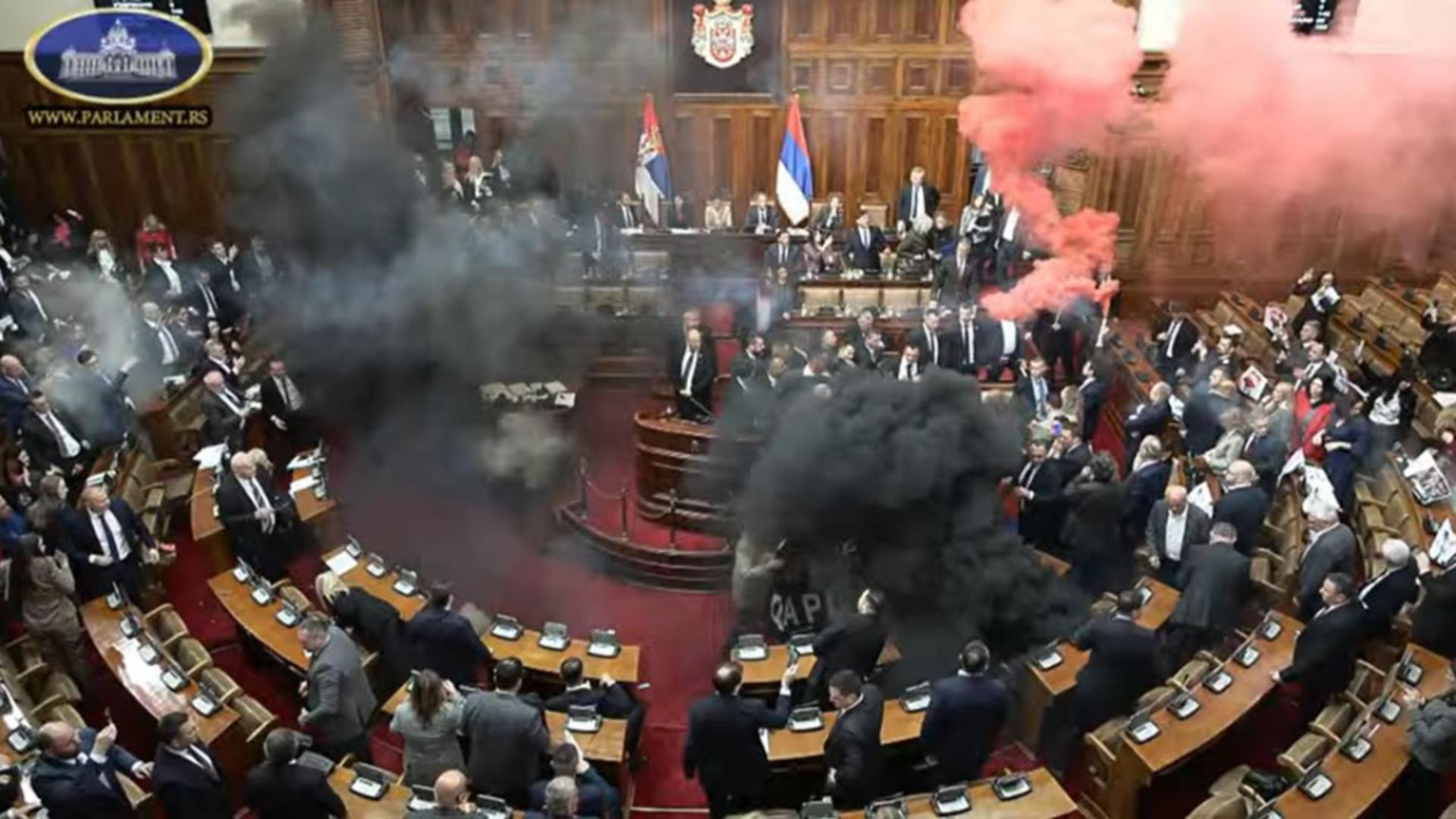 Scene IREALE în Parlamentul Serbiei. Deputații opozitiei au aruncat cu petarde si fumigene – VIDEO