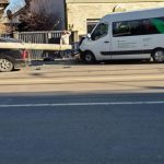 Accident grav între două mașini, pe o stradă din Cluj. Un stâlp a fost avariat și a căzut peste un autoturism