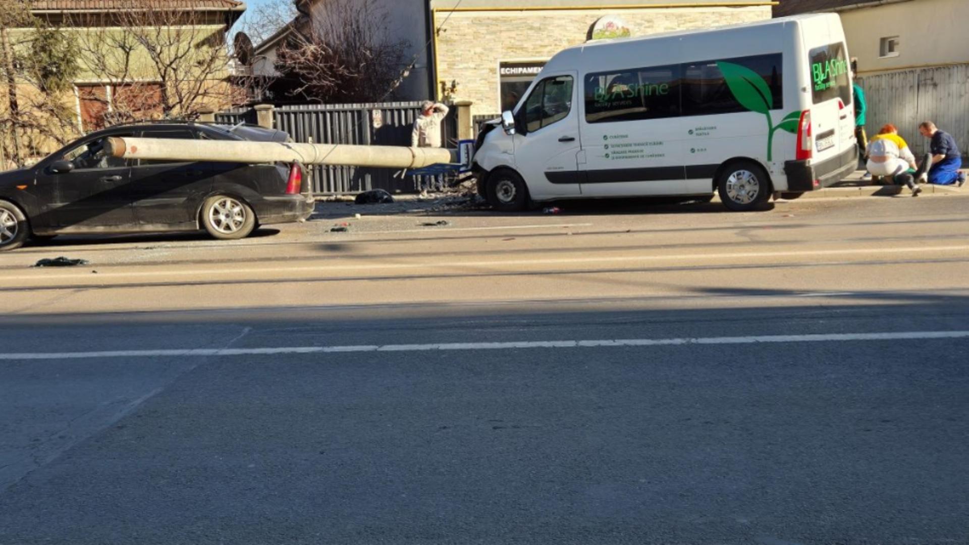 Accident grav între două mașini, pe o stradă din Cluj. Un stâlp a fost avariat și a căzut peste un autoturism