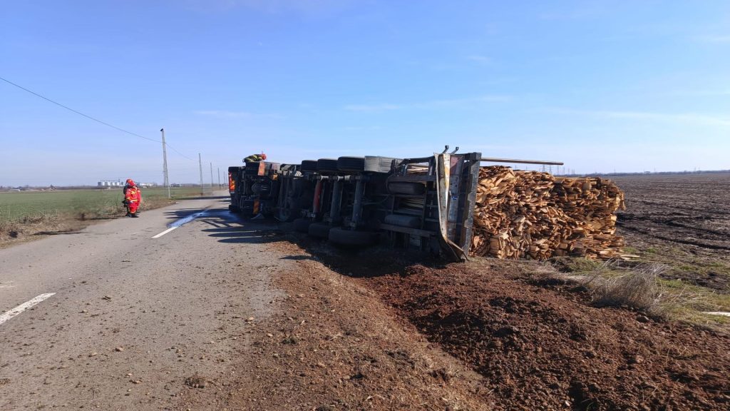 La un pas de tragedie. Un șofer de TIR s-a răsturnat cu mașina. Trecătorii l-au salvat în ultima clipă