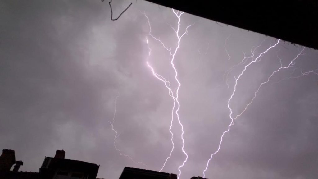 România, lovită de FURTUNI! Val de avertizări cod PORTOCALIU și ROȘU de intensificări ale vântului. Urgie și în București – FOTO