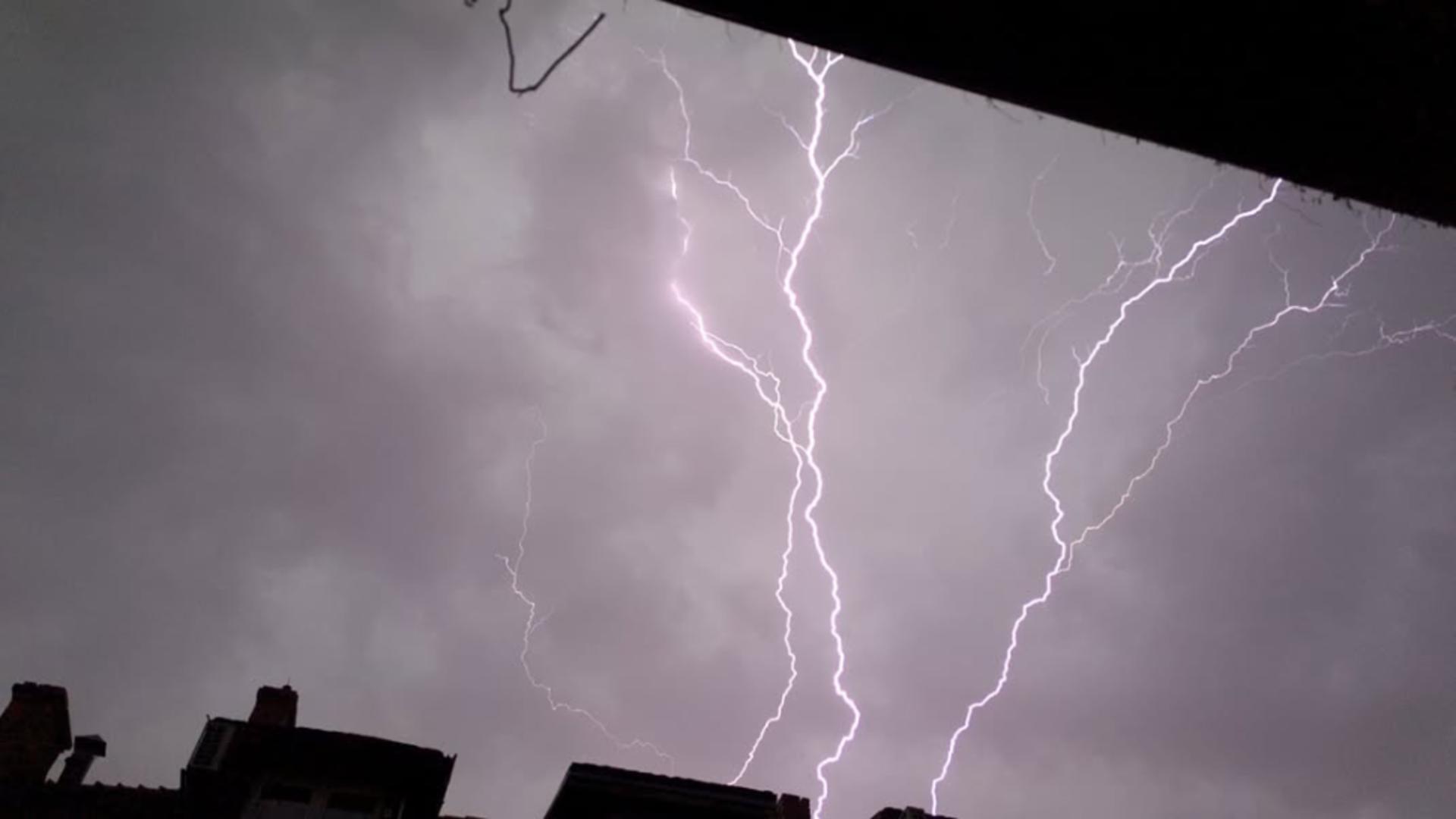 România, lovită de FURTUNI! Val de avertizări cod PORTOCALIU și ROȘU de intensificări ale vântului. Urgie și în București – FOTO