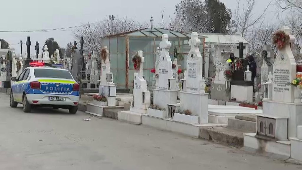 Tânăr reținut după vandalizarea a 18 morminte cu simboluri interzise, într-un cimitir din Bacău