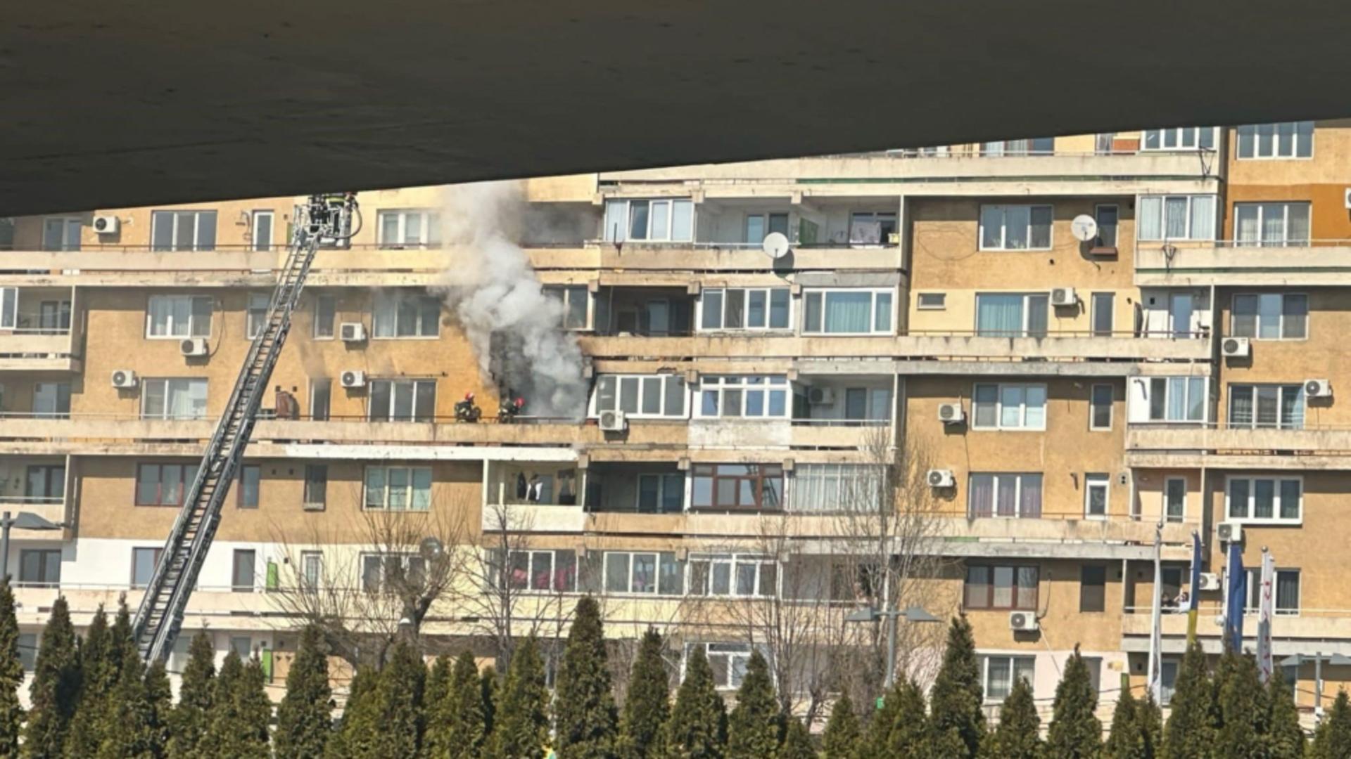 Incendiu puternic într-un bloc din centrul Craiovei. Doi bătrâni, salvați în ultimul moment de un polițist