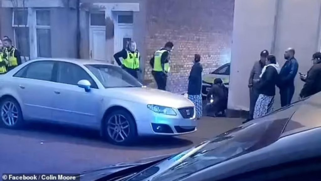 Polițiștii englezi atacați de zeci de români cu scânduri din gard și gaz de brichetă – VIDEO/FOTO