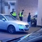 Polițiștii englezi atacați de zeci de români cu scânduri din gard și gaz de brichetă – VIDEO/FOTO