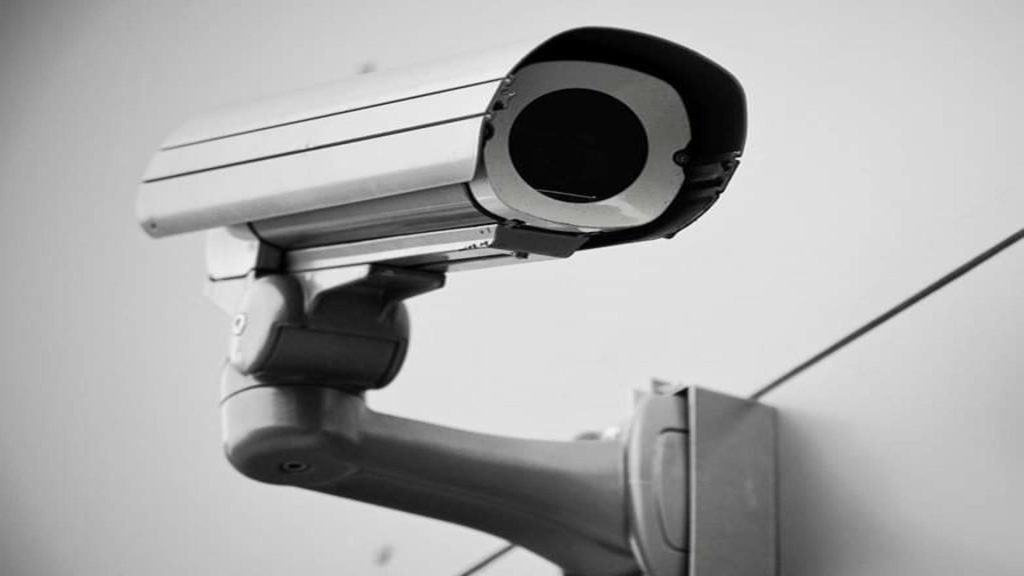 Scandal la un liceu din Târgu Neamț. Directorul avea acces la imaginile de pe camerele video din toalete