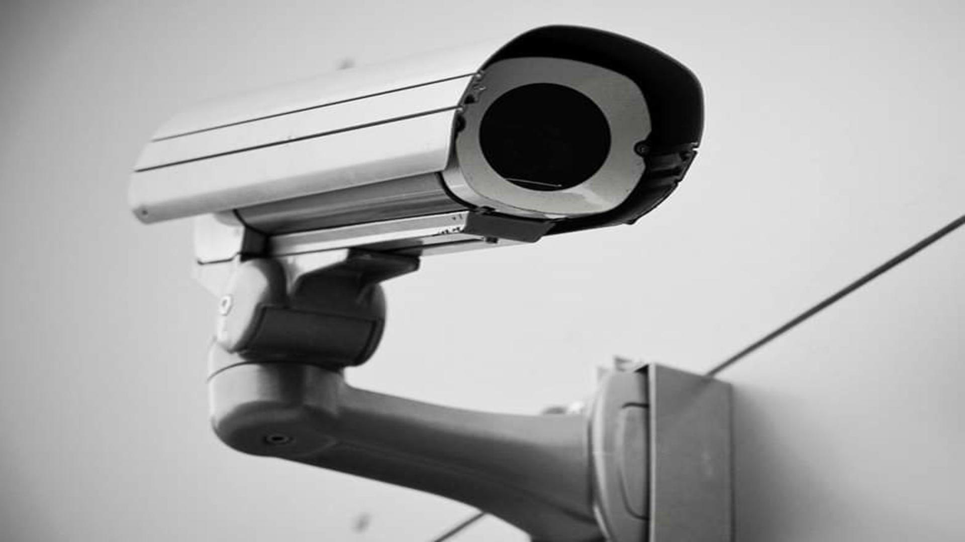 Scandal la un liceu din Târgu Neamț. Directorul avea acces la imaginile de pe camerele video din toalete