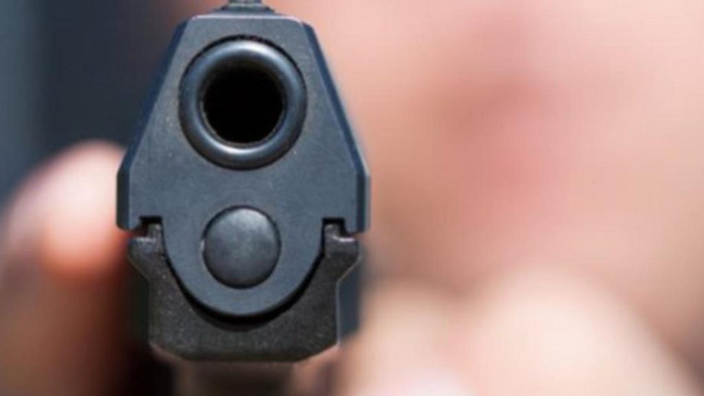 Un polițist de numai 22 de ani a fost găsit, în casă, împușcat în cap