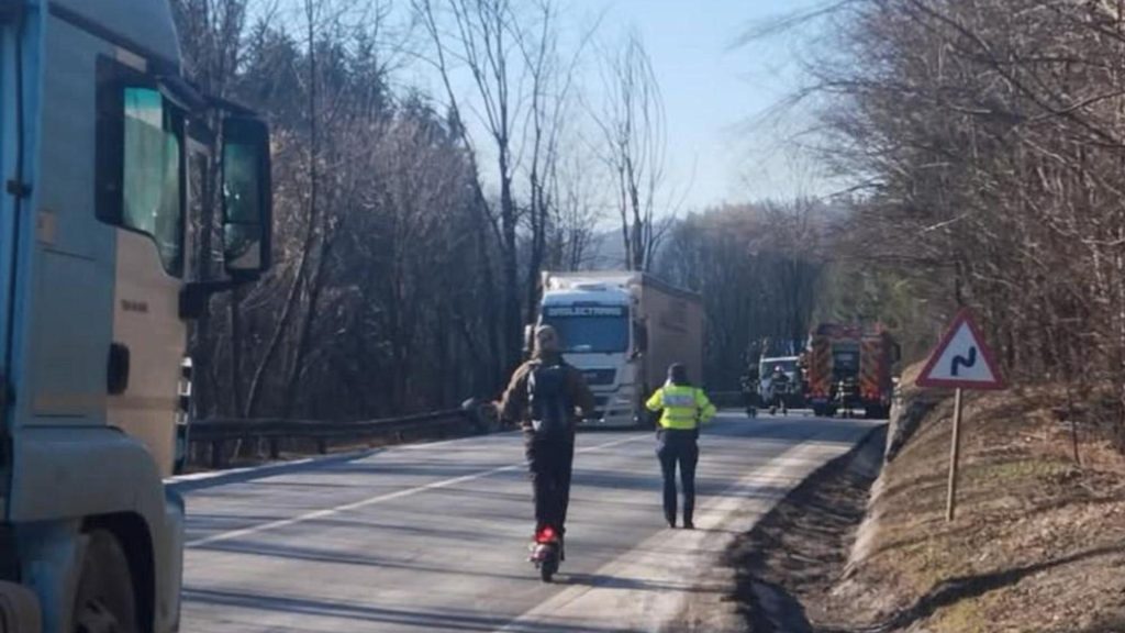 Accident teribil în Bușteni. Un om a murit, după ce o utilitară a lovit mai multe vehicule