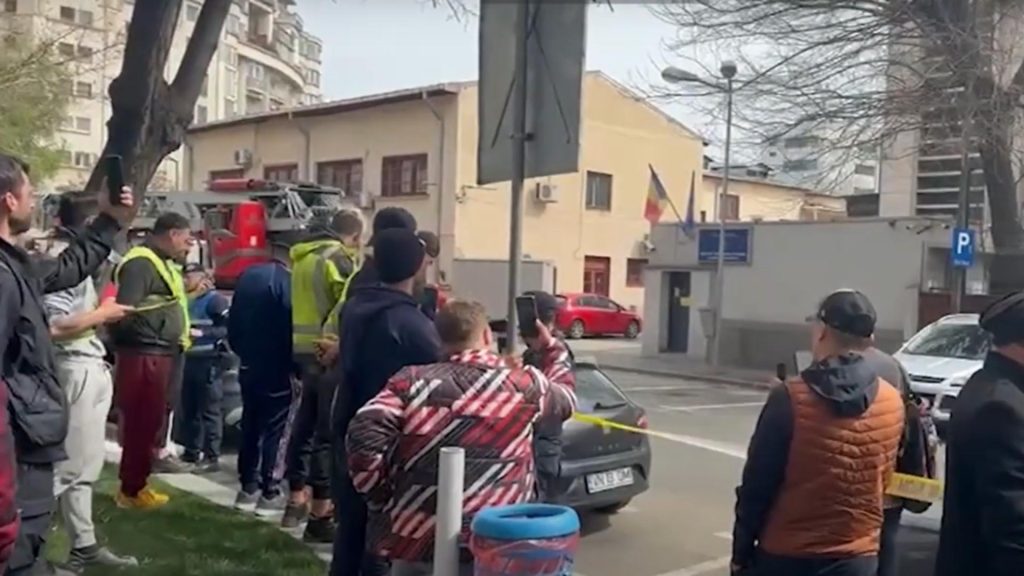 Protest la arestul central, românii cer eliberarea influecerului Bogdan Peșchir, alias „BogPR” – VIDEO